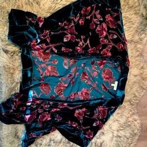 Jessica Simpson maternity style shawl